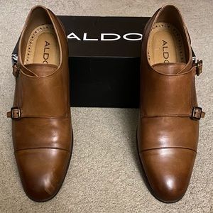 I am selling a pair of lightly used Aldo Kevon